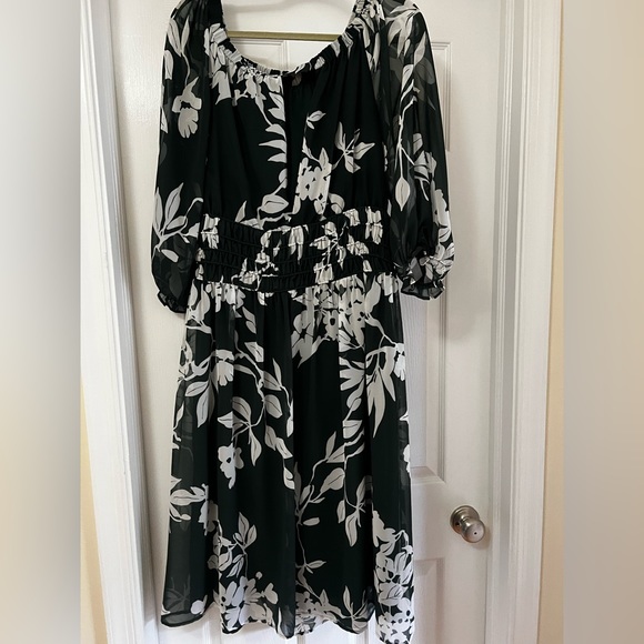 NWT. NYC Eva Mendes off the shoulder green floral pattern, open slit back. - Picture 3 of 7